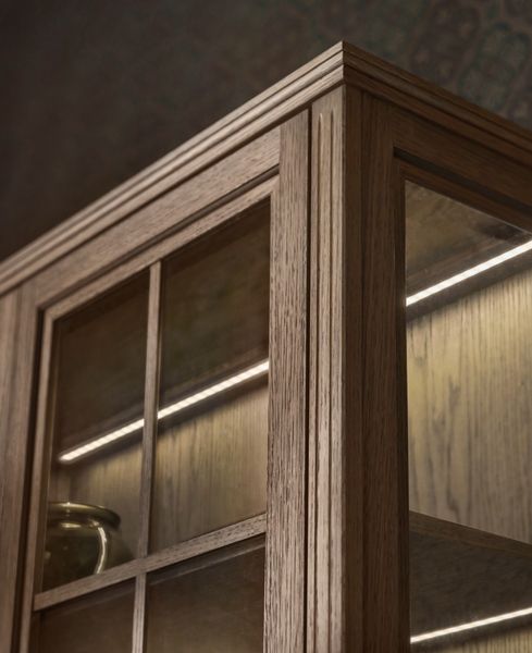 Vitrineskap med belysning*